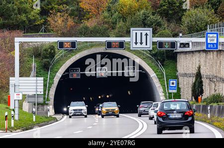 Flurlingen, Schweiz, 20. Oktober 2024: Ein- und Ausstieg des Cholfirsttunnels. Sie bildet den Übergang vom Kanton Schaffhausen zum c Stockfoto