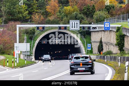 Flurlingen, Schweiz, 20. Oktober 2024: Ein- und Ausstieg des Cholfirsttunnels. Sie bildet den Übergang vom Kanton Schaffhausen zum c Stockfoto