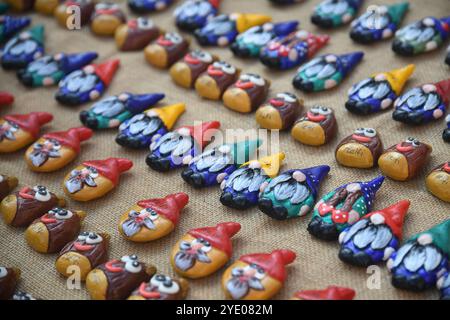 Nahaufnahme von hölzernen Souvenirs, die auf einem Straßenmarkt in Melfi, Basilicata - Italien verkauft werden Stockfoto