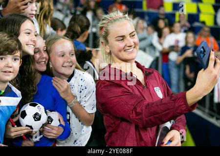 Nashville, Tennessee, USA. Oktober 2024. US-Mittelfeldspieler Lindsey Horan (10) macht ein Selfie mit Fans nach dem internationalen Freundschaftsspiel zwischen der USWNT und Island im GEODIS Park in Nashville, Tennessee. Quelle: Kindell Buchanan/Alamy Live News Stockfoto