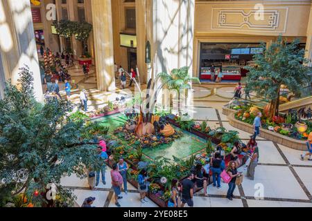 Im venezianischen Hotelkasino in Las Vegas werden Personen und dekorative Pflanzen präsentiert. USA. Stockfoto