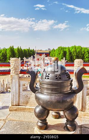 Das Lingxing Tor des kreisförmigen Hügelaltars im Komplex des Himmelstempels in Peking, China. Fokus auf den Vordergrund. Stockfoto