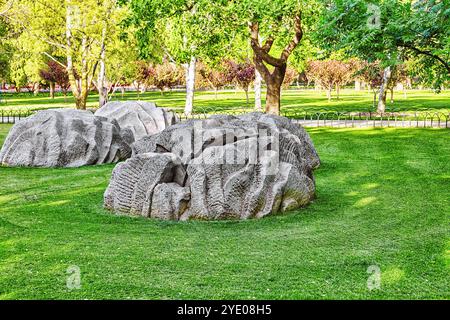 Verrückte Steine in einem Park in der Nähe des Tempels des Himmels in Peking, China. Stockfoto