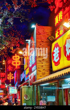 Altes Gebäude, historisches und modernes Wohnviertel von Peking mit traditionellen Straßen. China. Stockfoto