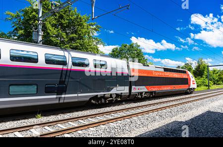 Böztal, Schweiz, 19. Mai 2024: Zwischen Basel und Zürich verkehrt ein TGV-Zug. Der Zug bietet die tägliche Verbindung zwischen den Schweizern Stockfoto