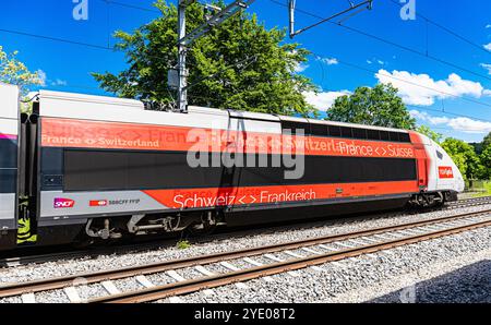 Böztal, Schweiz, 19. Mai 2024: Zwischen Basel und Zürich verkehrt ein TGV-Zug. Der Zug bietet die tägliche Verbindung zwischen den Schweizern Stockfoto