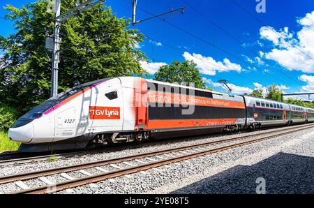 Böztal, Schweiz, 19. Mai 2024: Zwischen Basel und Zürich verkehrt ein TGV-Zug. Der Zug bietet die tägliche Verbindung zwischen den Schweizern Stockfoto
