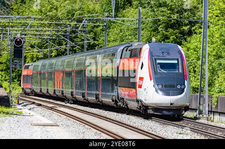 Böztal, Schweiz, 19. Mai 2024: Zwischen Basel und Zürich verkehrt ein TGV-Zug. Der Zug bietet die tägliche Verbindung zwischen den Schweizern Stockfoto