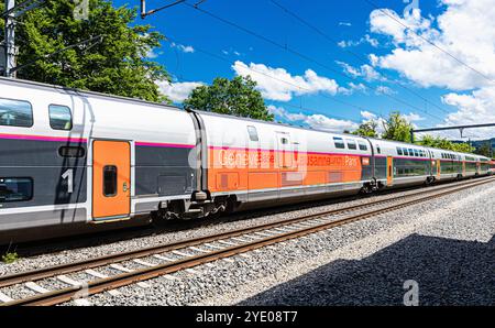 Böztal, Schweiz, 19. Mai 2024: Zwischen Basel und Zürich verkehrt ein TGV-Zug. Der Zug bietet die tägliche Verbindung zwischen den Schweizern Stockfoto