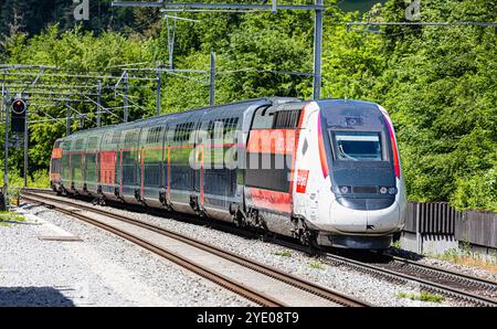 Böztal, Schweiz, 19. Mai 2024: Zwischen Basel und Zürich verkehrt ein TGV-Zug. Der Zug bietet die tägliche Verbindung zwischen den Schweizern Stockfoto