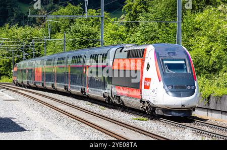 Böztal, Schweiz, 19. Mai 2024: Zwischen Basel und Zürich verkehrt ein TGV-Zug. Der Zug bietet die tägliche Verbindung zwischen den Schweizern Stockfoto
