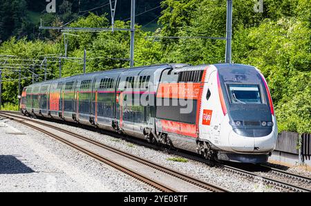 Böztal, Schweiz, 19. Mai 2024: Zwischen Basel und Zürich verkehrt ein TGV-Zug. Der Zug bietet die tägliche Verbindung zwischen den Schweizern Stockfoto
