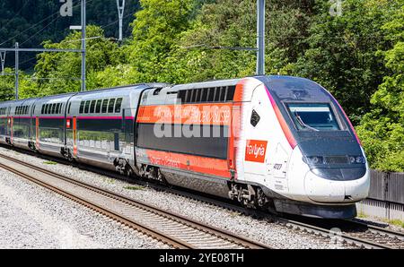 Böztal, Schweiz, 19. Mai 2024: Zwischen Basel und Zürich verkehrt ein TGV-Zug. Der Zug bietet die tägliche Verbindung zwischen den Schweizern Stockfoto