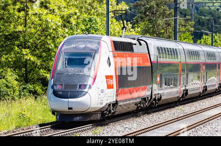 Böztal, Schweiz, 19. Mai 2024: Zwischen Basel und Zürich verkehrt ein TGV-Zug. Der Zug bietet die tägliche Verbindung zwischen den Schweizern Stockfoto