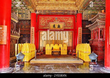 PEKING, CHINA, 20. MAI 2015: Innenraum des Thronsaals im Saal der Erhaltung der Harmonie in der Verbotenen Stadt. Übersetzung:'Kaiser, das herrschende Land muss Stockfoto