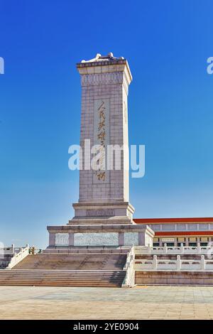 Denkmal für die Helden des Volkes auf dem Tian'anmen-Platz - dem drittgrößten Platz der Welt, Peking, China. Übersetzung: "Ewiges Gedächtnis des nationalen h Stockfoto