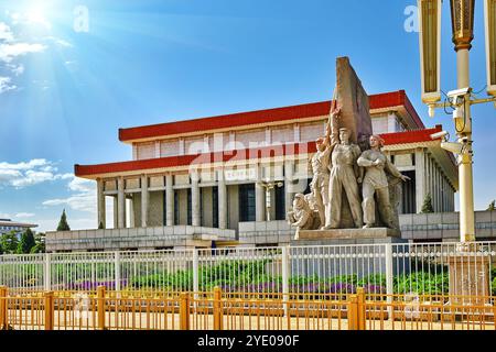 Mao Zedong Mausoleum auf dem Platz des Himmlischen Friedens, dem drittgrößten Platz der Welt, Peking. China. Übersetzung: 'Memorial of Chairman Mao' Stockfoto