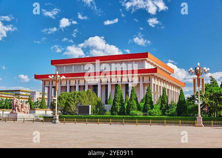 Mao Zedong Mausoleum auf dem Platz des Himmlischen Friedens, dem drittgrößten Platz der Welt, Peking. China. Übersetzung: 'Memorial of Chairman Mao' Stockfoto