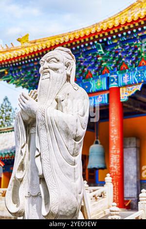 Statue von Konfuzius, der große chinesische Philosoph im Tempel des Konfuzius an Beijing.China. Stockfoto