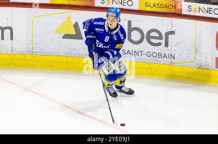 Kloten, Schweiz, 11. Oktober 2024: #8 Sami Niku, Verteidiger EHC Kloten mit dem Puck. (Foto: Andreas Haas/dieBildmanufaktur) Stockfoto