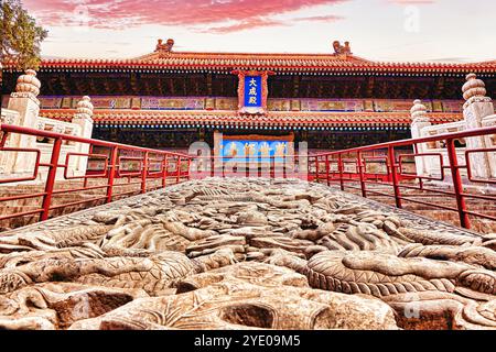 Steintreppen mit Drachen im Tempel des Konfuzius. ITanslation aus Chinesisch: Dacheng Hall (Halle der großen Leistung und Chongshengci).China. Stockfoto