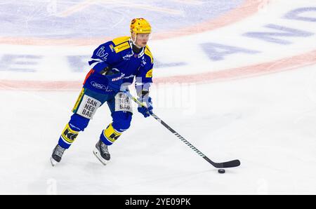 Kloten, Schweiz, 11. Oktober 2024: Miro Aaltonen, Stürmer und Topscorer EHC Kloten mit dem Puck. (Foto: Andreas Haas/dieBildmanufaktur) Stockfoto