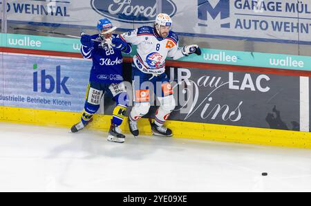 Kloten, Schweiz, 18. Oktober 2024: Duell zwischen #8 Willy Riedi (ZSC Lions) und #28 Axel Simic (Kloten) um den Puck vor ihnen. (Foto: Andr Stockfoto