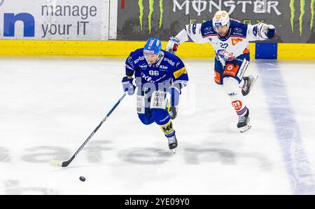 Kloten, Schweiz, 18. Oktober 2024: #86 Tyler Morley (Kloten) hält den Stock von #27 Derek Grant (ZSC Lions) in der neutralen Zone. (Foto von Andreas Ha Stockfoto