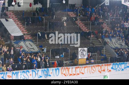 Kloten, Schweiz, 18. Oktober 2024: Zahlreiche Fans des EHC Kloten und auch die ZSC Lions verließen die Stehplätze im ersten Drittel. Sie Stockfoto