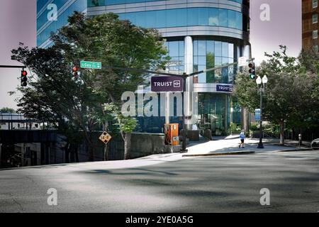 Knoxville, TN, USA-21 Sept. 2024: Gay Street Eingang zum Truist Building. Stockfoto