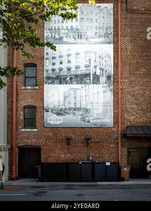 Knoxville, TN, USA-21. September 2024:3 an der Seitenwand des Gebäudes hangen große historische Drucke des Bijou Theatre. Stockfoto