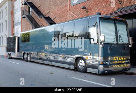 Knoxville, TN, USA-21. Sept. 2024: Long Prevost Tour Bus mit angehängtem Kastenanhänger parkt am Bijou Theatre. Stockfoto