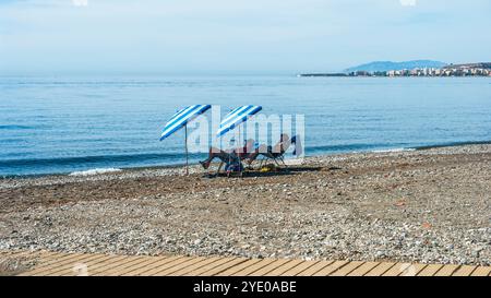 Zwei Strandliegen in Torre del Mar, Málaga Stockfoto