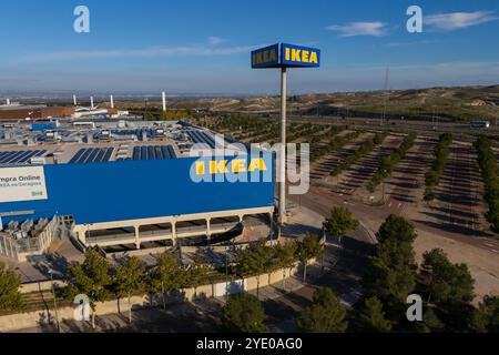 Aus der Vogelperspektive des IKEA-Geschäfts im Einkaufszentrum Puerto Venecia, Saragoza, Spanien Stockfoto