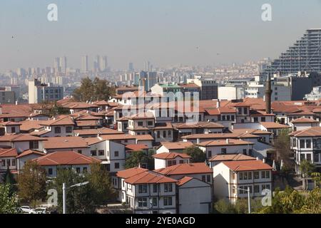 (241028) -- ANKARA, 28. Oktober 2024 (Xinhua) -- Foto vom 28. Oktober 2024 zeigt Wohngebäude in Ankara, T¨¹rkiye. Sinkende Preise und ein Anstieg des Investitionspotenzials haben zu einem Wiederaufleben auf dem Immobilienmarkt von T¨¹rkiye geführt, während sich die Wirtschaftsindikatoren des Landes verbessert haben, so Insider aus der Branche. (Mustafa Kaya/Handout Via Xinhua) Stockfoto