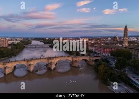 Aus der Vogelperspektive auf die Steinbrücke (Puente de Piedra) und die Kathedrale La Seo, Saragoza, Spanien Stockfoto