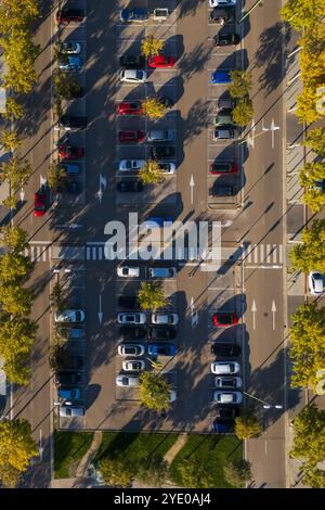 Blick aus der Vogelperspektive auf den Parkplatz im Einkaufszentrum Stockfoto