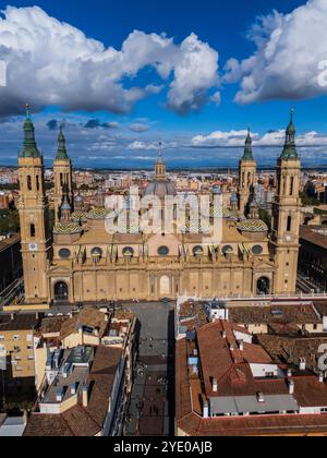 Aus der Vogelperspektive der Kathedrale von Nuestra Señora del Pilar und der Alfonso-Straße in Saragoza, Spanien Stockfoto