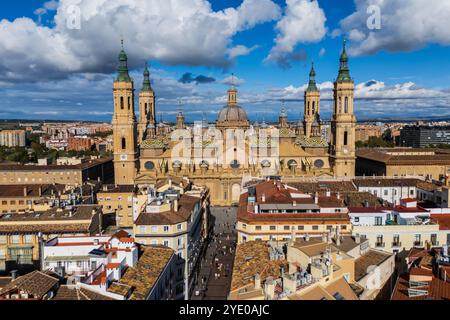 Aus der Vogelperspektive der Kathedrale von Nuestra Señora del Pilar und der Alfonso-Straße in Saragoza, Spanien Stockfoto