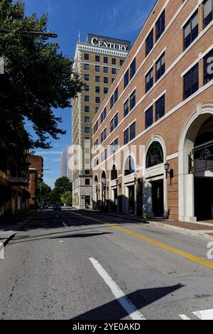 Knoxville, TN, USA-21. Sept. 2024: First Century Bank, vorbei am One Center Square, an der Church Avenue. Stockfoto