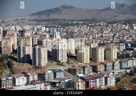 (241028) -- ANKARA, 28. Oktober 2024 (Xinhua) -- Foto vom 28. Oktober 2024 zeigt Wohngebäude in Ankara, T¨¹rkiye. Sinkende Preise und ein Anstieg des Investitionspotenzials haben zu einem Wiederaufleben auf dem Immobilienmarkt von T¨¹rkiye geführt, während sich die Wirtschaftsindikatoren des Landes verbessert haben, so Insider aus der Branche. (Mustafa Kaya/Handout Via Xinhua) Stockfoto