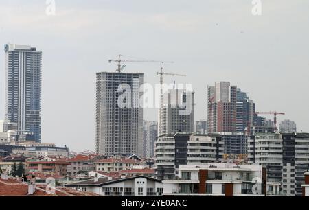 (241028) -- ANKARA, 28. Oktober 2024 (Xinhua) -- Foto vom 28. Oktober 2024 zeigt Wohngebäude in Ankara, T¨¹rkiye. Sinkende Preise und ein Anstieg des Investitionspotenzials haben zu einem Wiederaufleben auf dem Immobilienmarkt von T¨¹rkiye geführt, während sich die Wirtschaftsindikatoren des Landes verbessert haben, so Insider aus der Branche. (Mustafa Kaya/Handout Via Xinhua) Stockfoto