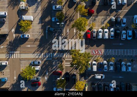 Blick aus der Vogelperspektive auf den Parkplatz im Einkaufszentrum Stockfoto