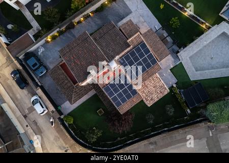 Vertikale Luftaufnahme von Solarpaneelen auf einem Privatgrundstück Stockfoto