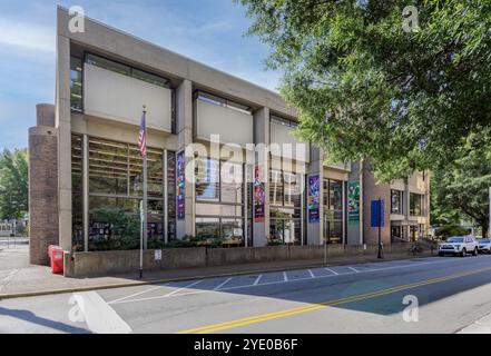 Knoxville, TN, USA, 21. September 2024: Lawson McGhee Library, Church Avenue. Vordere diagonale Perspektive. Stockfoto