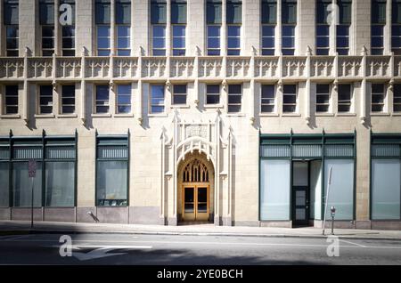 Knoxville, TN, USA-21. Sept. 2024: Nahaufnahme des Eingangs zum historischen Medical Arts Building. Gotisches Revival, 1932. Jetzt für Eigentumswohnungen verwendet. Stockfoto