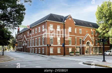 Knoxville, TN, USA-21. Sept. 2024: Elegantes Eckgebäude aus Backstein am 606 West Main - genannt 'Main Place'. Stockfoto