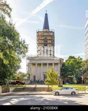 Knoxville, TN, USA-21. Sept. 2024: Historische First Baptist Church von 1924 an der Morehead Street, wird von außen renoviert, mit Gerüsten um die Glocke herum Stockfoto