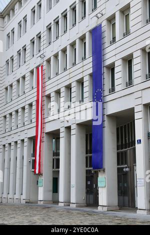Wien, Österreich - 4. Oktober 2024: Gebäude des österreichischen Bundesministeriums mit EU- und Österreichischen Flaggen Stockfoto