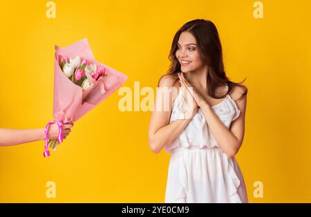 Händige Der Überraschten Lady Einen Tulpenstrauß Stockfoto